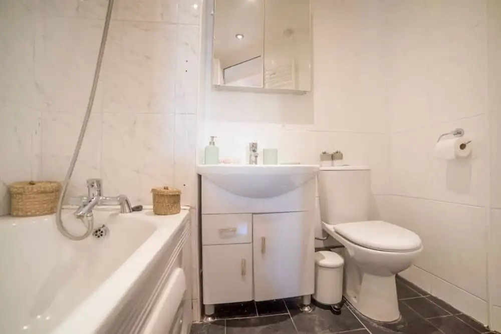Central 1 Bedroom Apartment Near Tower Hill With Balcony