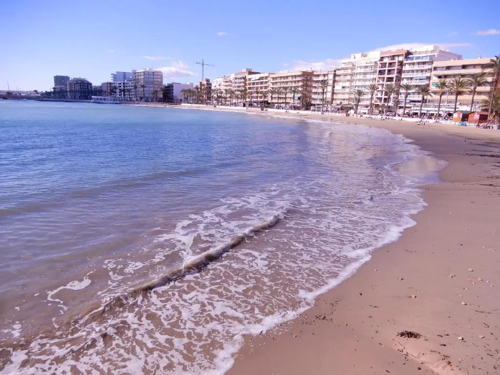 Edificio 1º línea de playa, en paseo marítimo de Torrevieja, Alicante, Costa Blanca