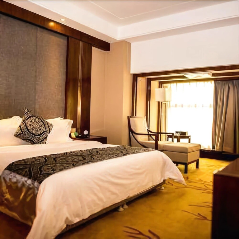 Yuebanwan Hotel (Fat Donglai at Xuchang Railway Station)
