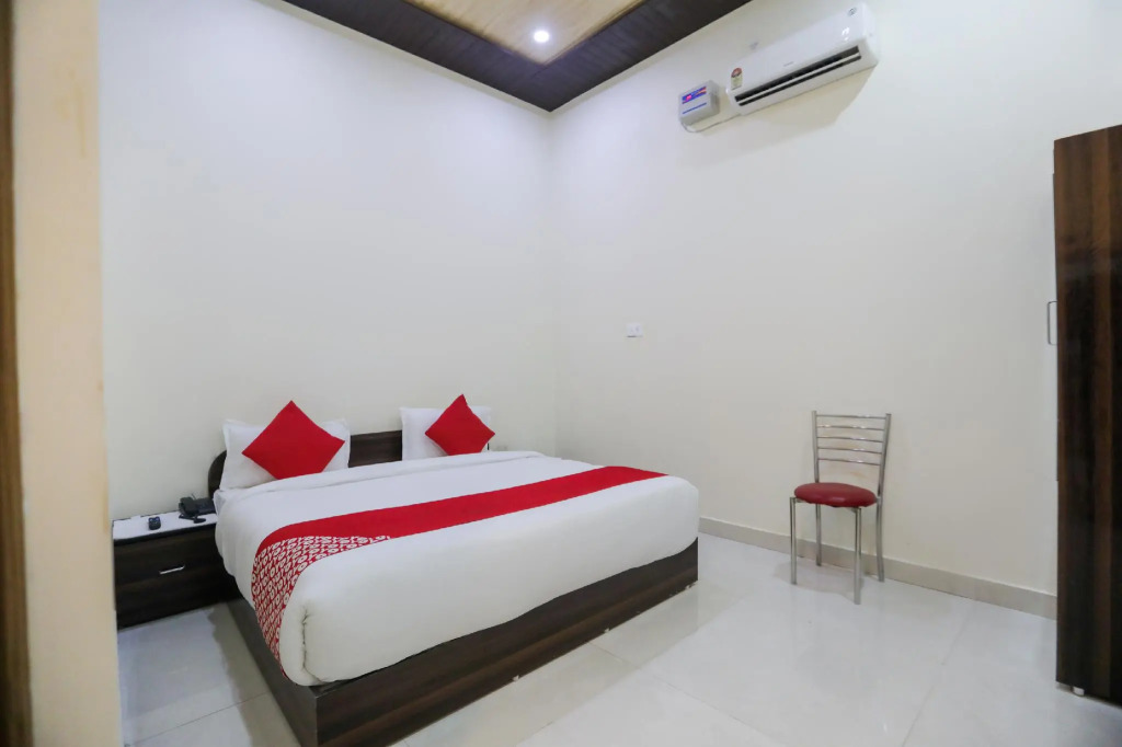 OYO 71380 Hotel Viom