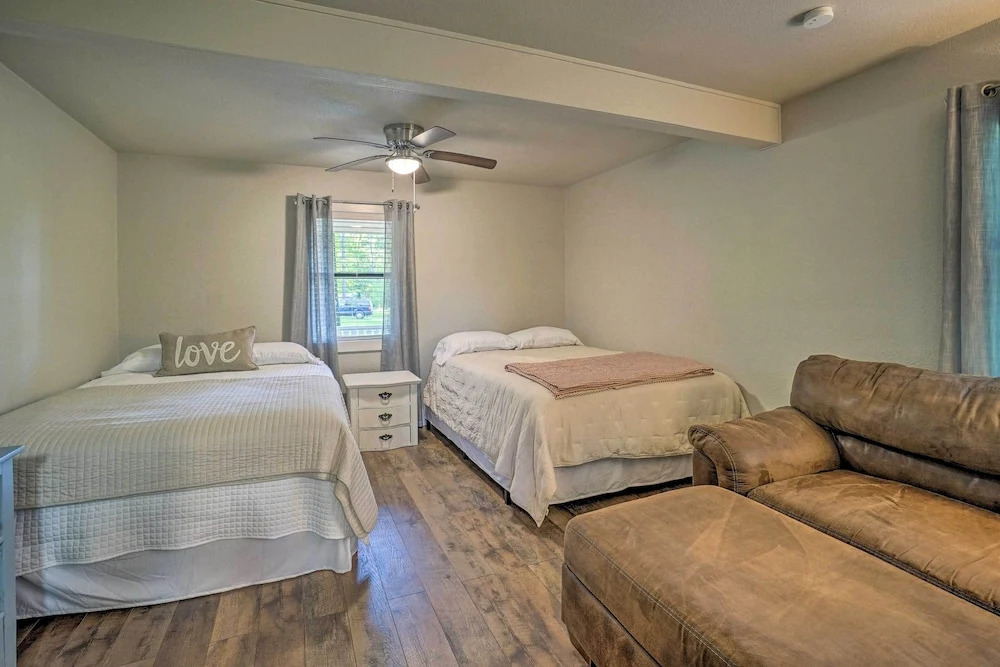 Peaceful Broken Bow Cottage w/ Fire Pit!