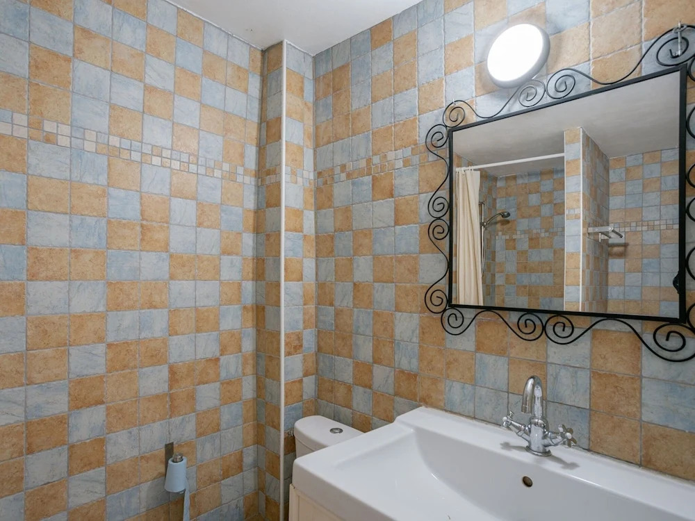 Courry Gem: Pool & Charm