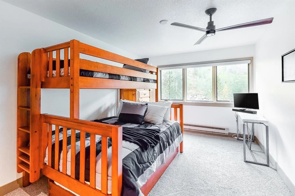 Contemporary 3 Bedroom Condo in West Keystone Along Shuttle to Slopes