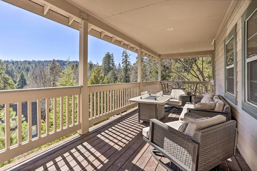 Huge Lake Arrowhead Home w/ 3 Decks & Grill!