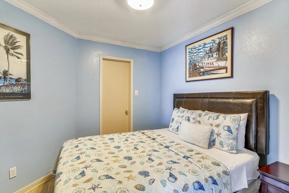 Victorian 9318-Kiwi Flip Flop - 1 Br Condo