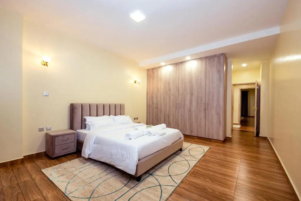 K's Place - Elegant 2 Bedroom Apartment with a Pool & Gym