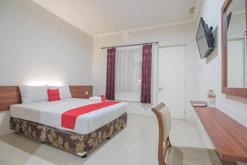 RedDoorz near Alun Alun Subang