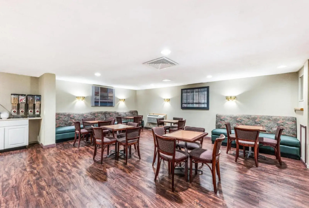 Red Carpet Inn & Suites