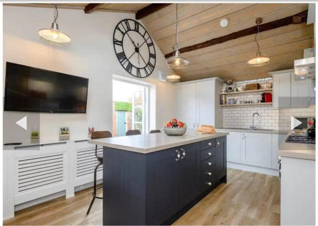 West Cottage. Central, beautiful, 2 mins to beach