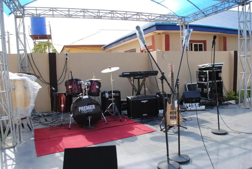 Vista Lounge & Suites