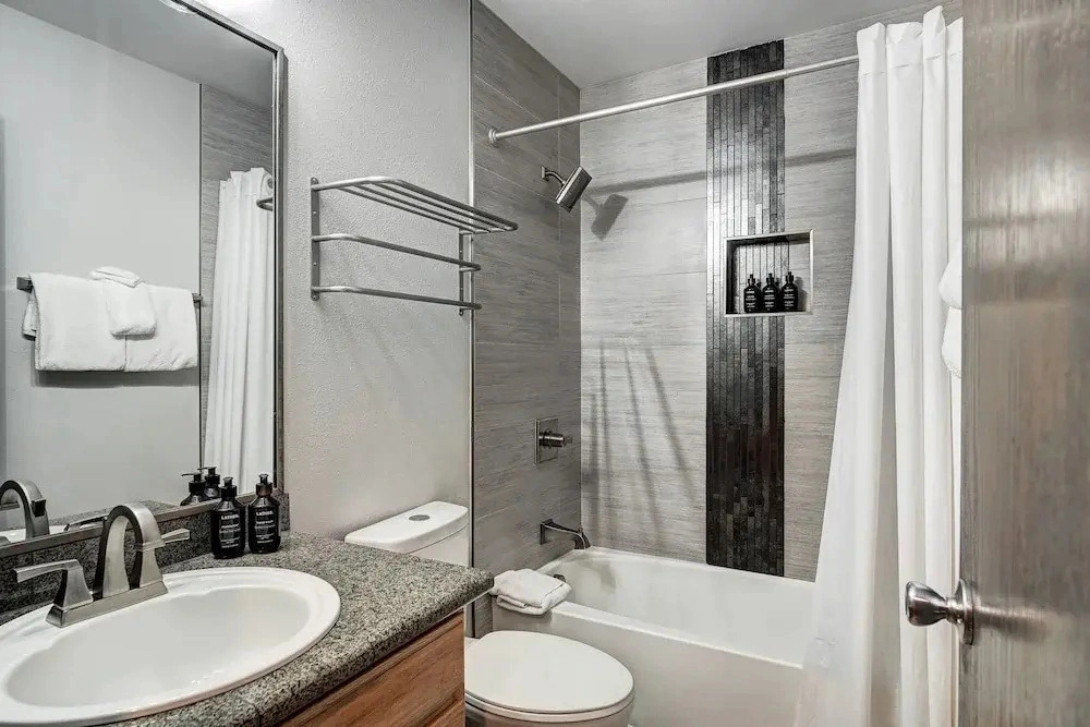 Steps to Mountain & Main St- 1 Bedroom 1 Condo