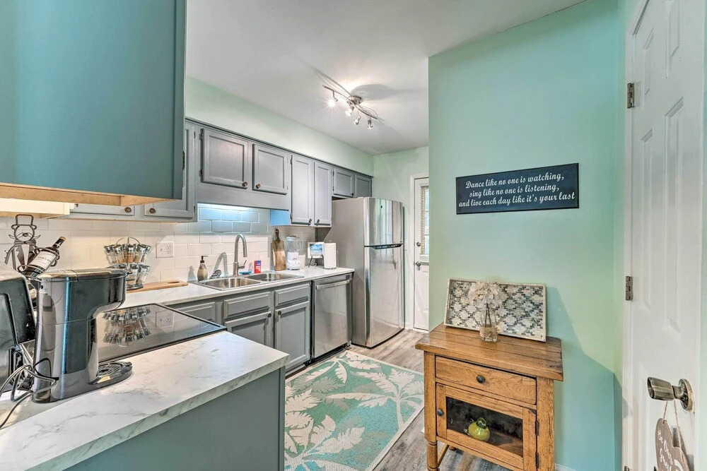 Charming Wilmington Home w/ Screened-in Porch