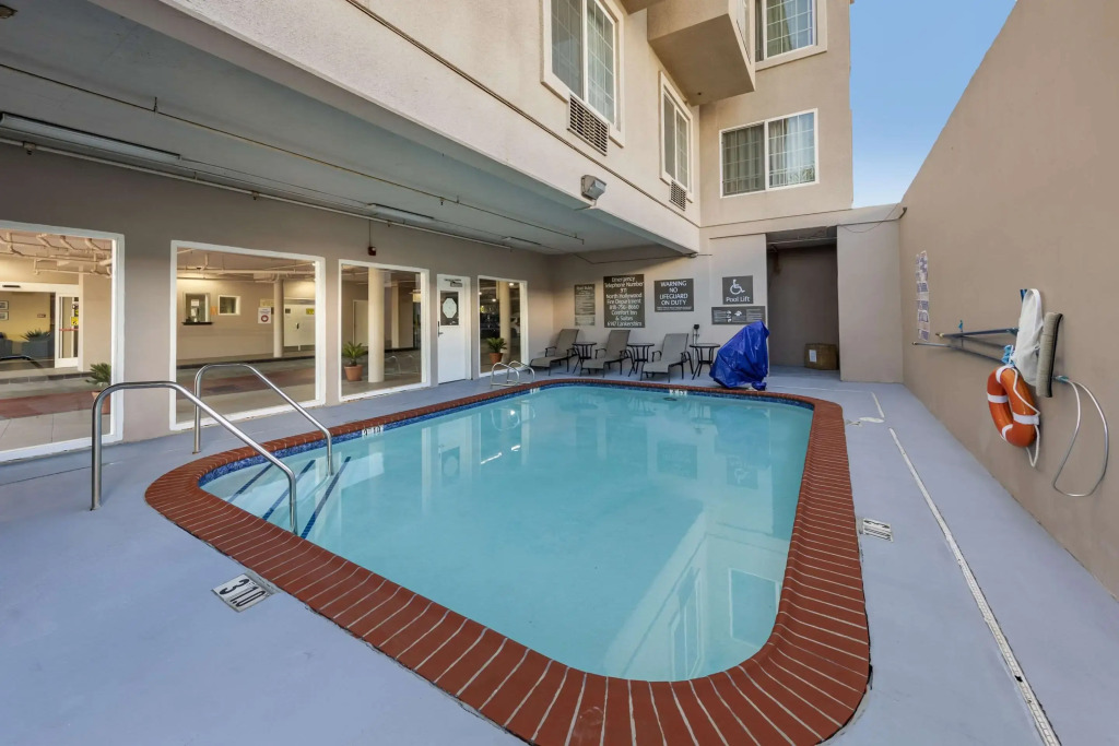 Comfort Inn & Suites Near Universal - N Hollywood - Burbank