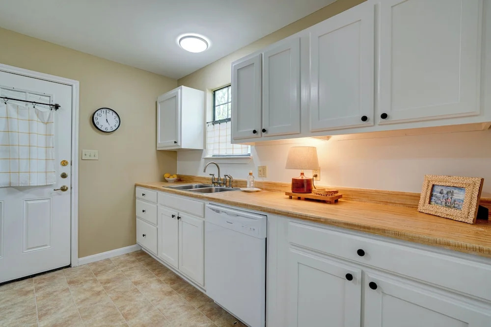 Kerrville Vacation Rental Across From River Trail!