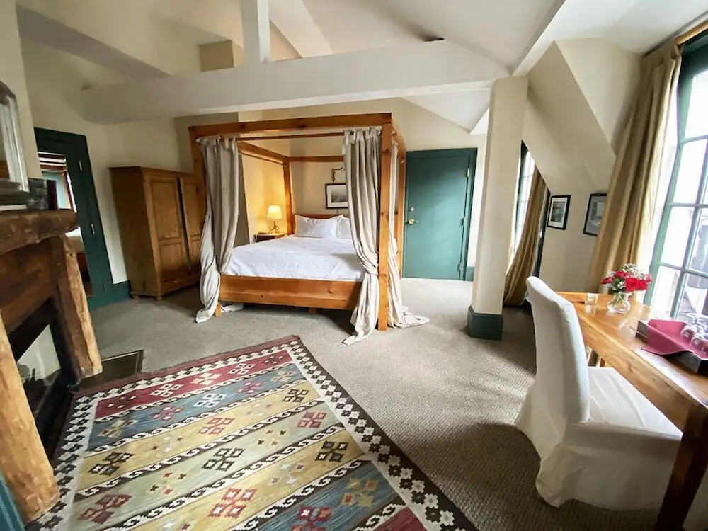 The Red Lion Inn Resort 1704