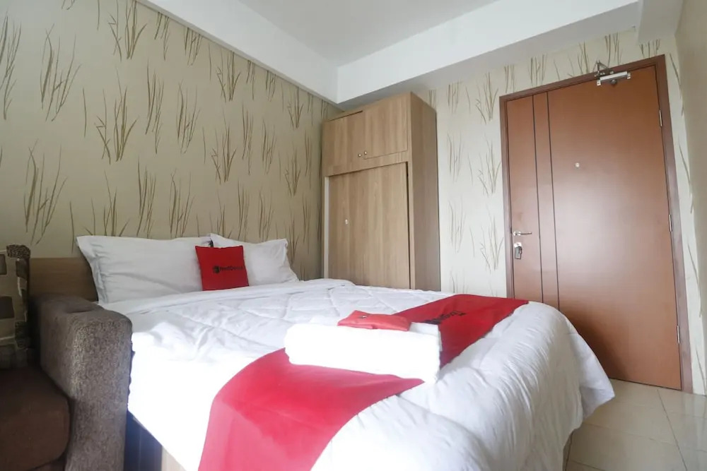 Apartment Green Lake View Ciputat by Celebrity Room