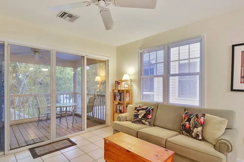 Gated Golf Community w/ Pool, Prime Location Mins to Old Town Long-term Stays