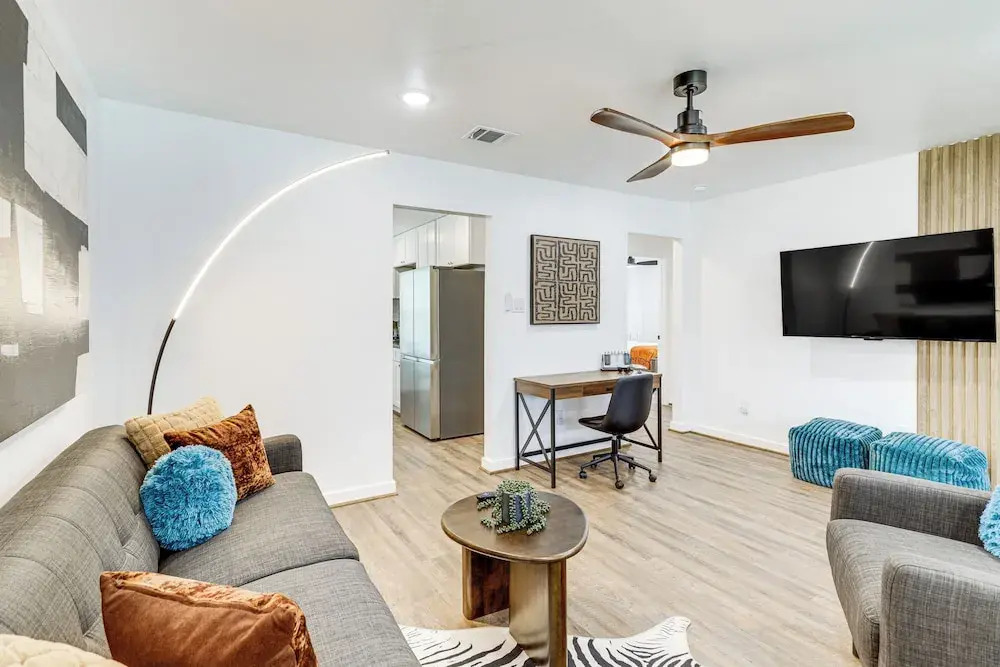 3 Mi to NRG Stadium: Sleek Houston Retreat!