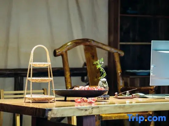 Yuncijian Private Hot Spring Homestay (Emeishan Baoguo Temple Tourist Center)
