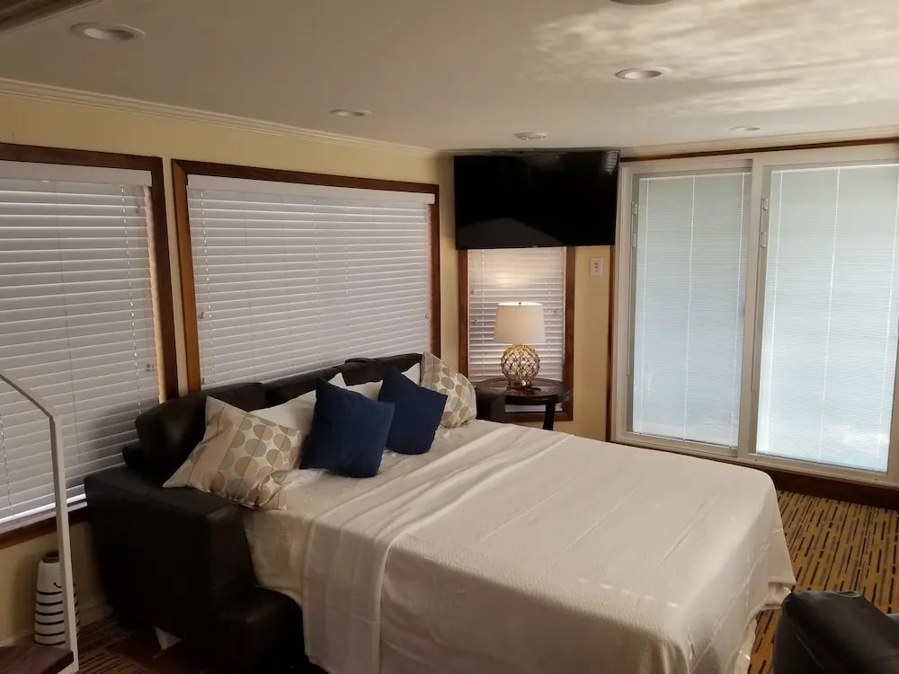 houseboat