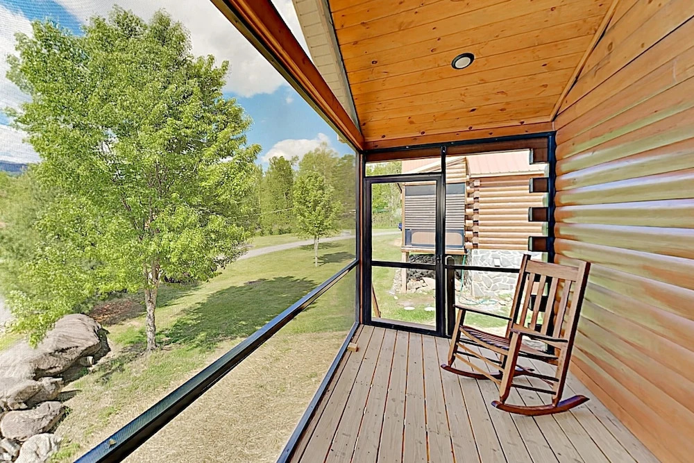 Southern Comfort: All-suite Getaway W/ Hot Tub 2 Bedroom Cabin