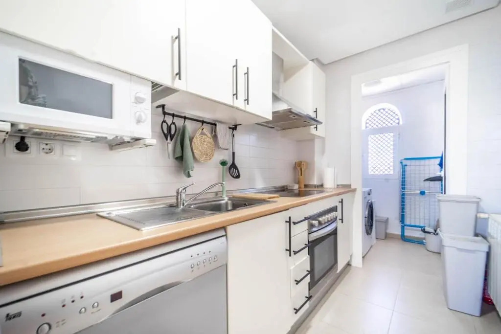 Modern Bright Two Bedroom Apartment With Pool Views - CO1022LT