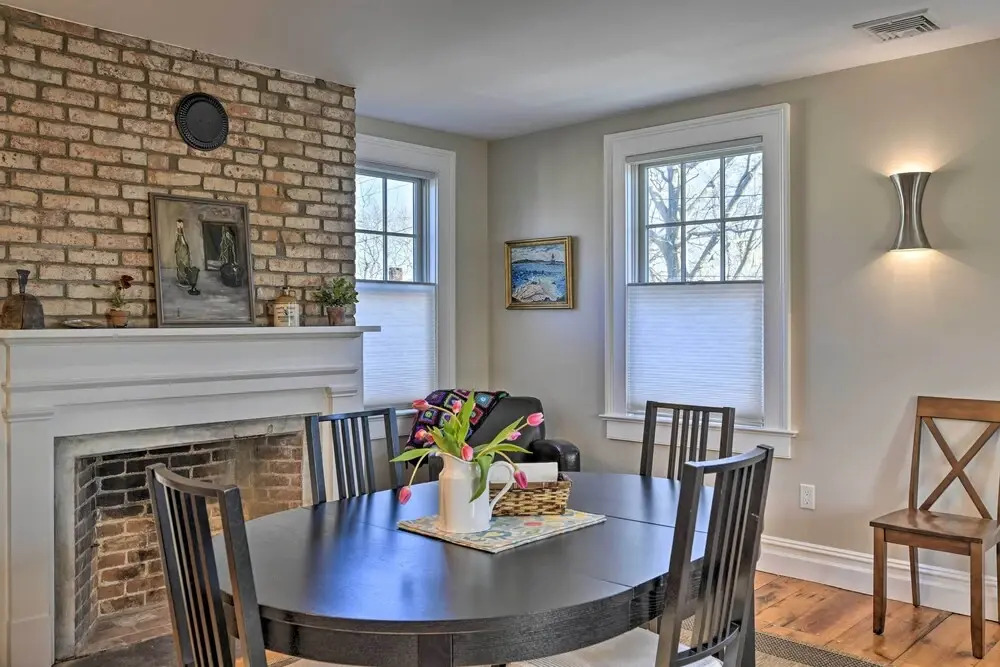 Bright Apartment - 1/2 Mi to Greenport Harbor!