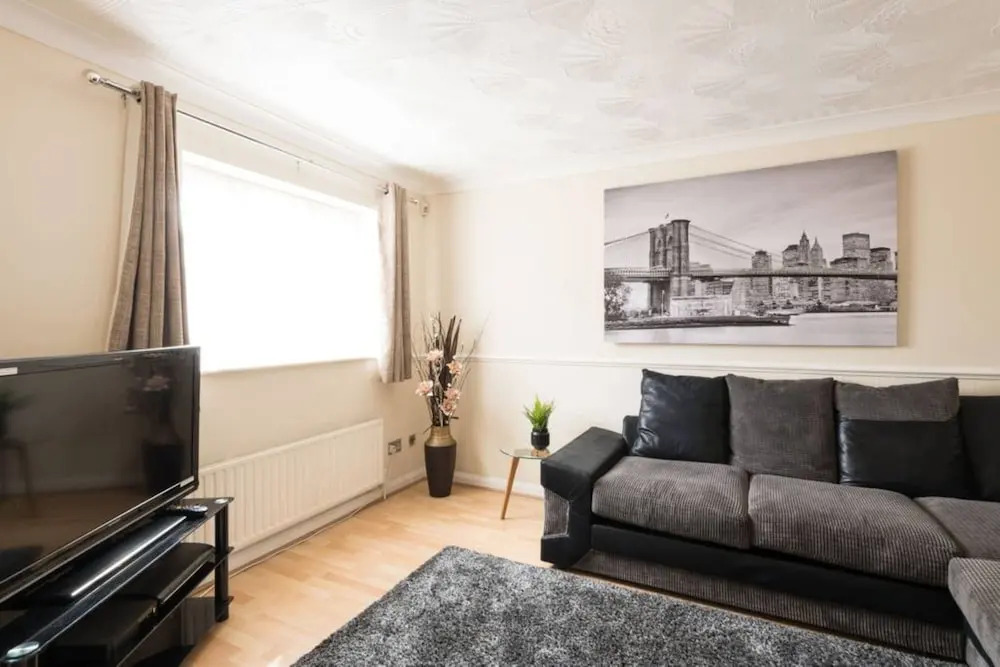 3 Bedroom House in Canning Town With Parking