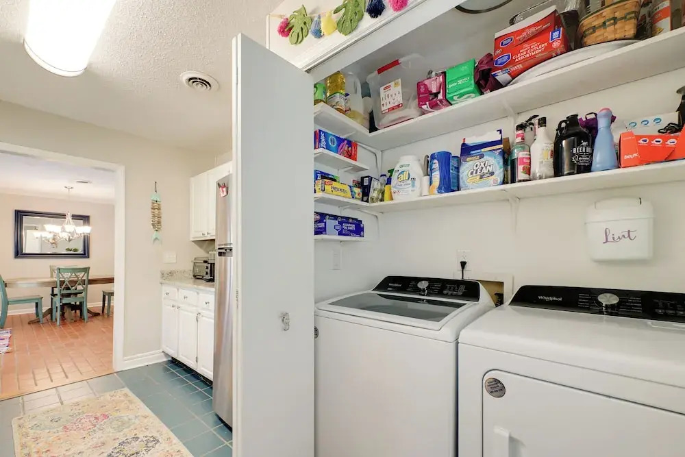 7 Blocks to the Beach: Family Oak Island Retreat
