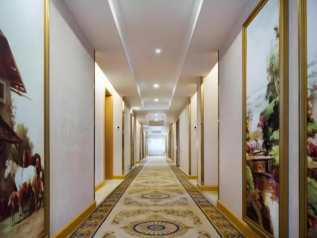 Vienna Hotel (Huidong and Run Pedestrian Street)