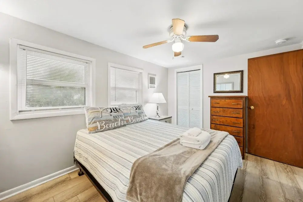 Spacious Beachfront Duplex - Top Floor - Dog Friendly 124 S Fletcher