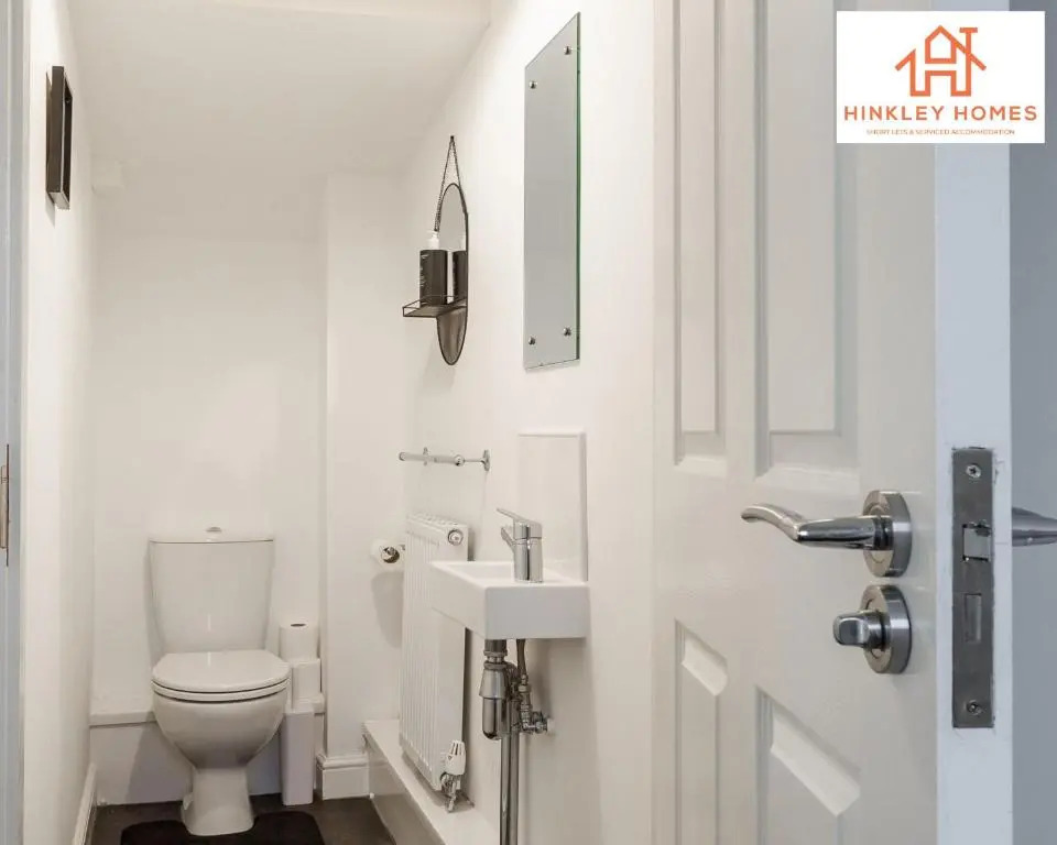 Newbuild 4bed - City Centre - Free secure parking! By Hinkley Homes Short Lets & Serviced Accommodation