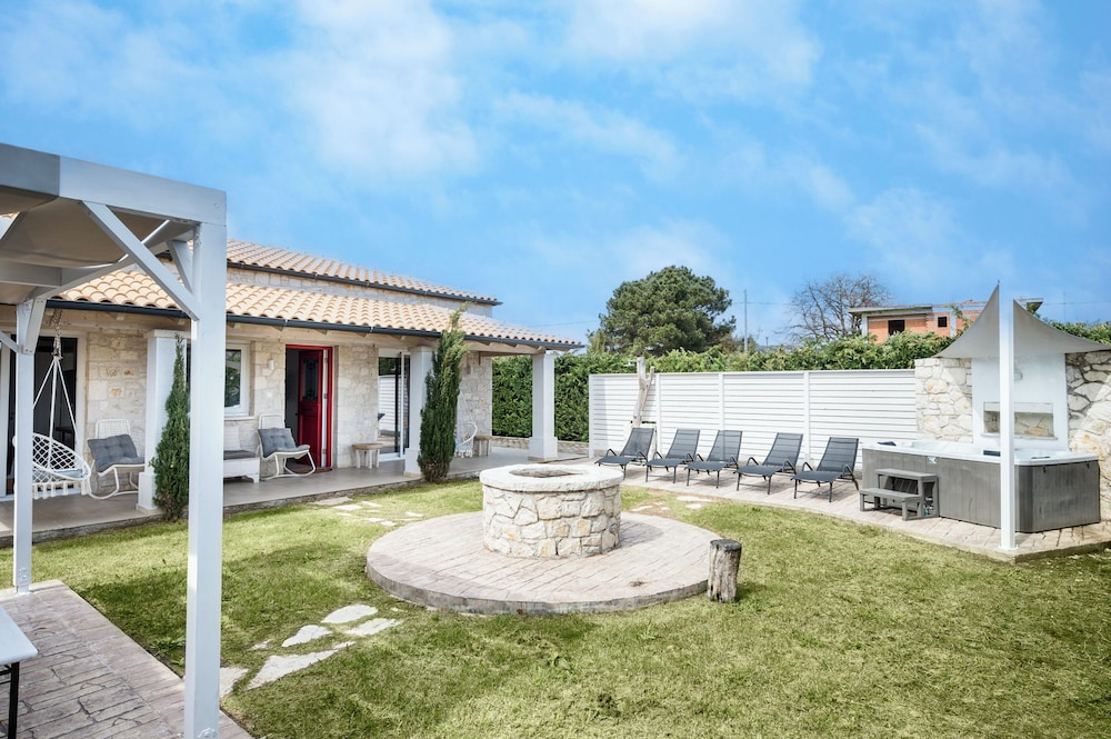 Villa Estia with Outdoor Hot Tub by Konnect - Next to the Beach