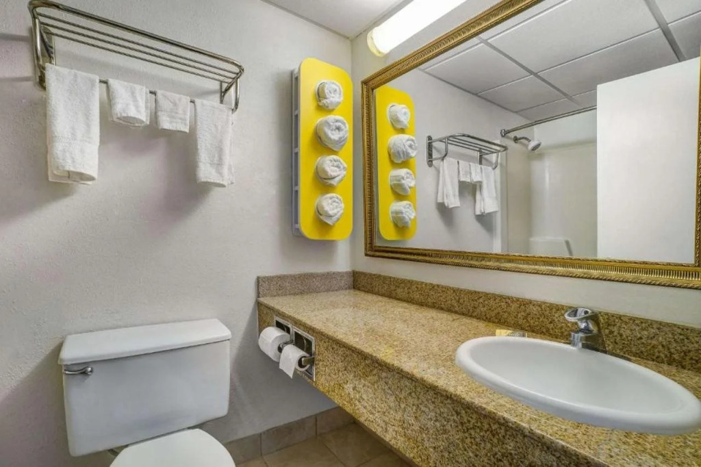 Travelodge by Wyndham Vernon CT