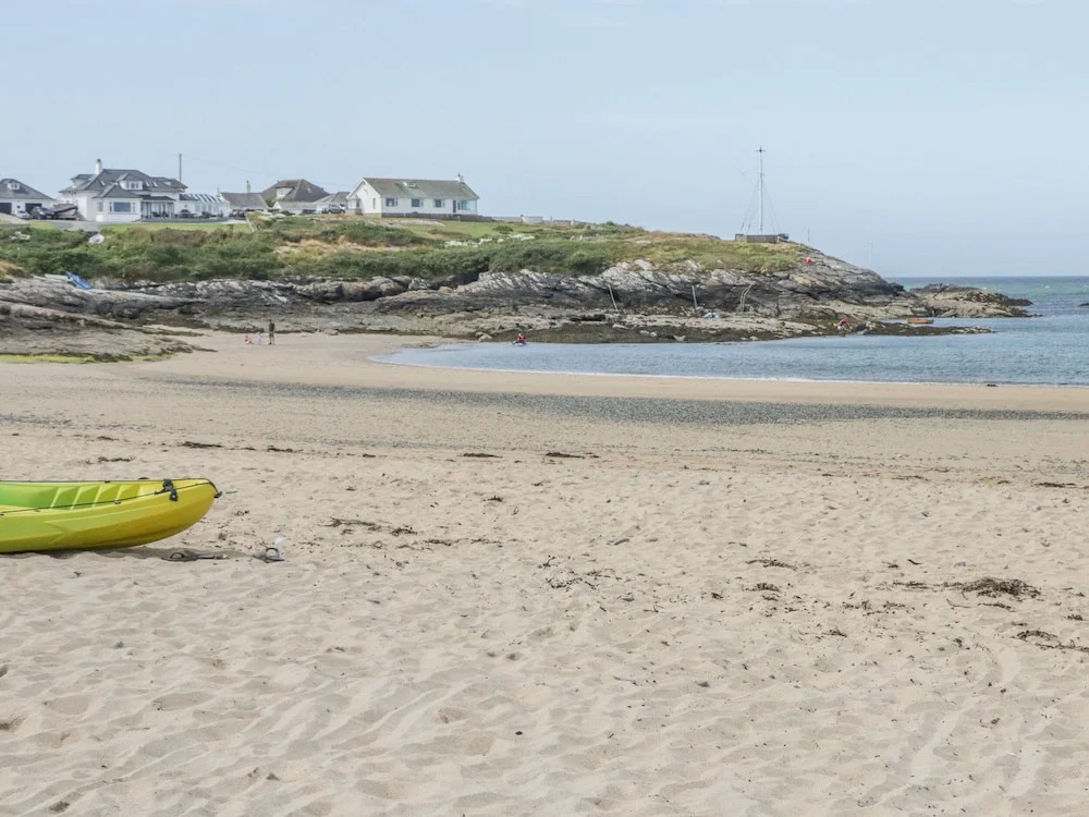 BRYN GORS-3 BED-FIRST FLOOR APT- YARDS FROM BEACH
