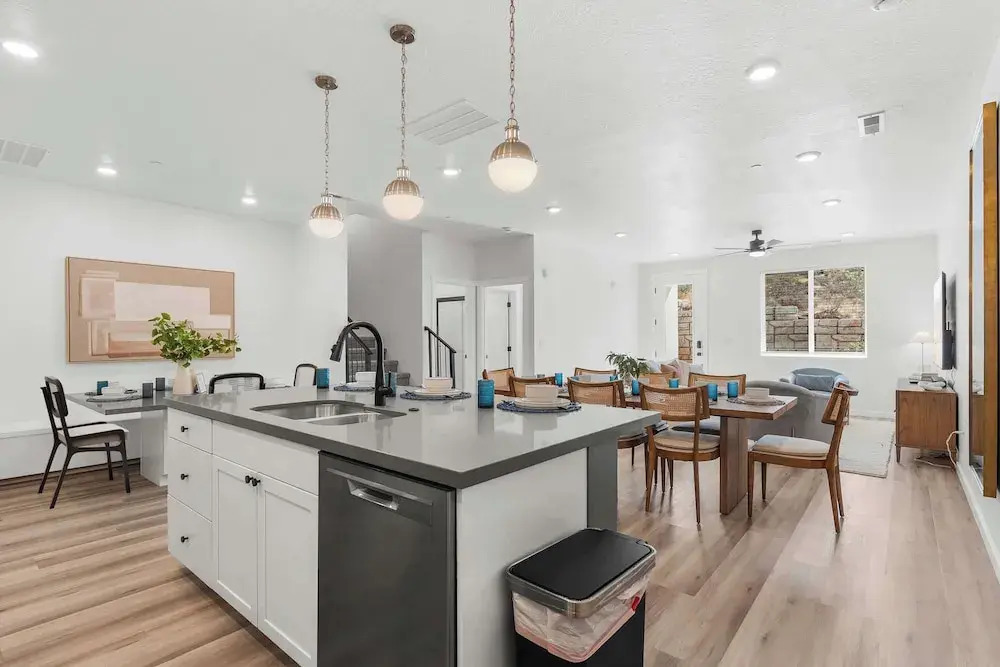 Brand New! Desert Cliff Sleeps 20 Guests!