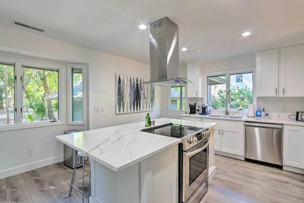Golf, Dine & Swim: Sleek Palmetto Dunes Home!