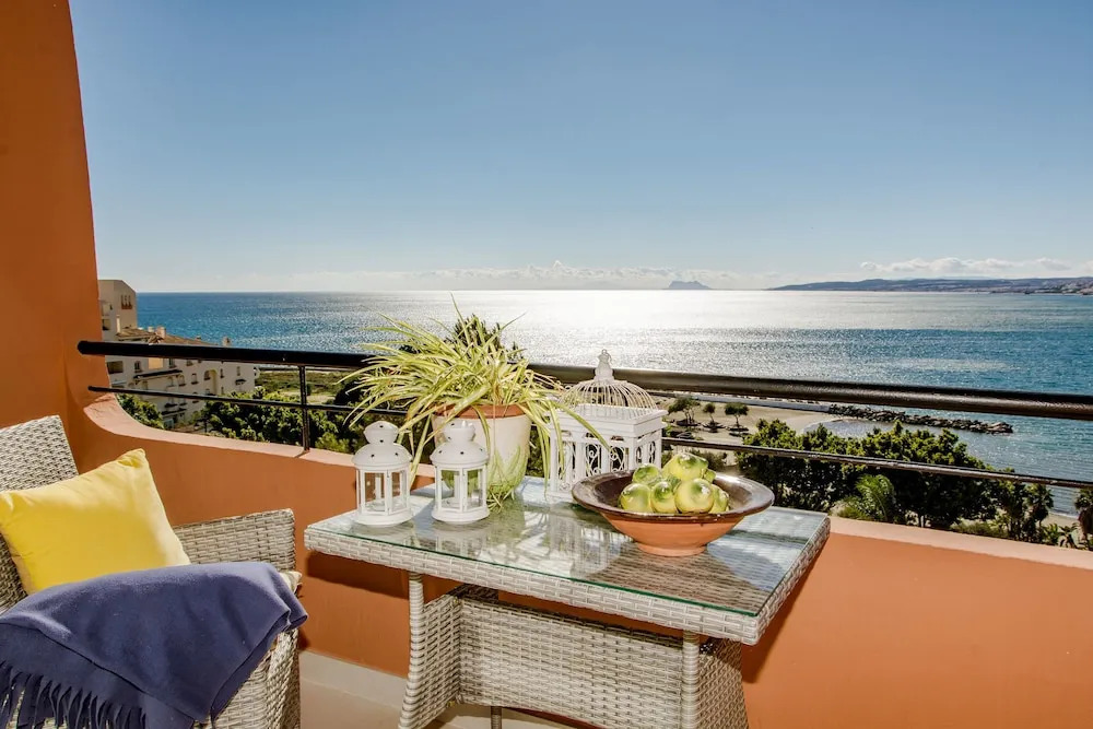 CP- Modern 3 bedroom apt frontline beach