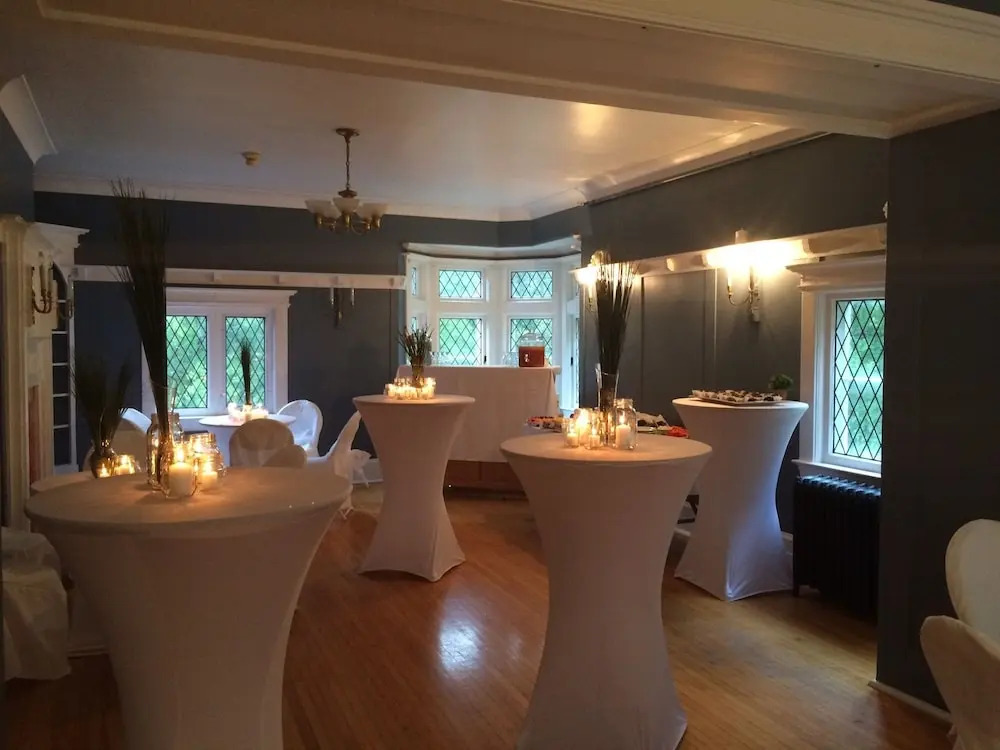 Leaside Manor