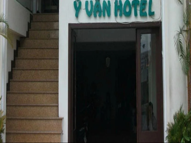 Y Van Hotel