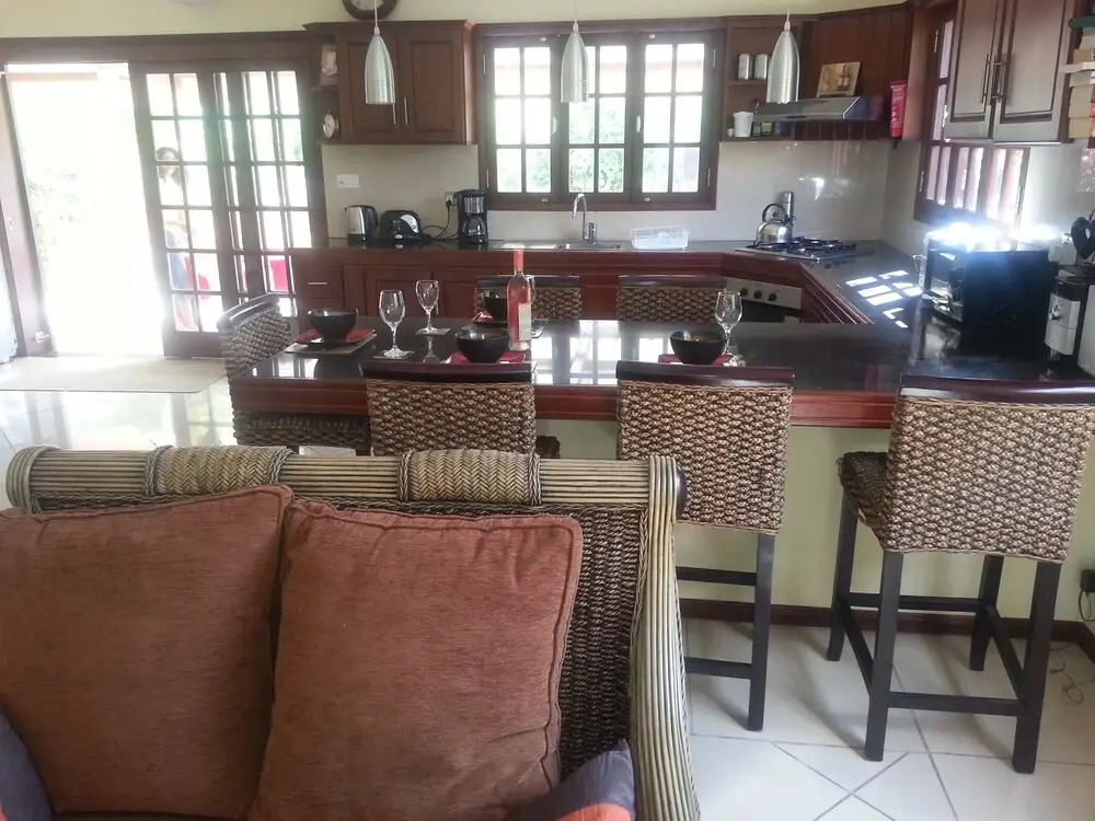 Beautiful 4-bed Villa Pool & Maid in La Preneuse