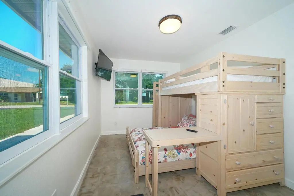 Modern & Fresh - Less than 3 miles to the Beach