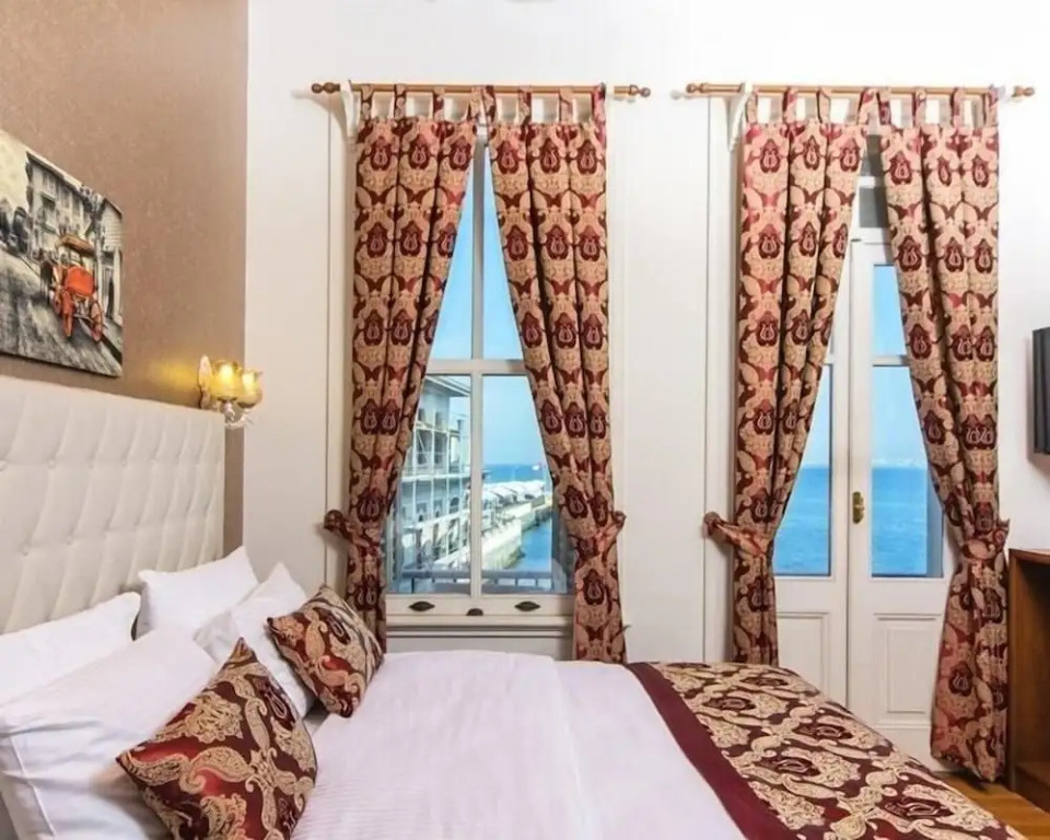 Mom Hotel