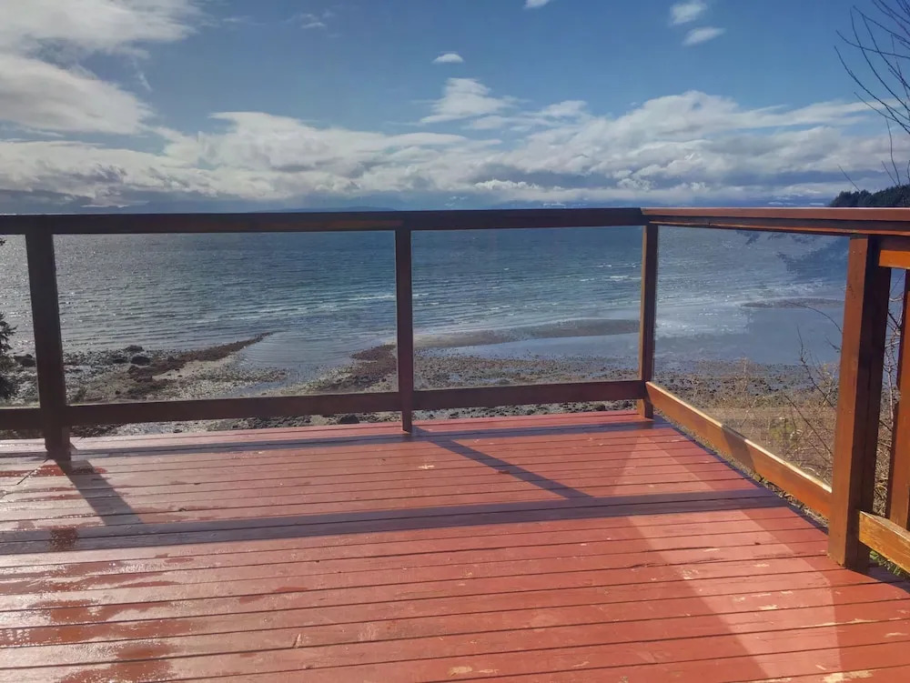 The Beach House Texada - Oceanfront Cabin
