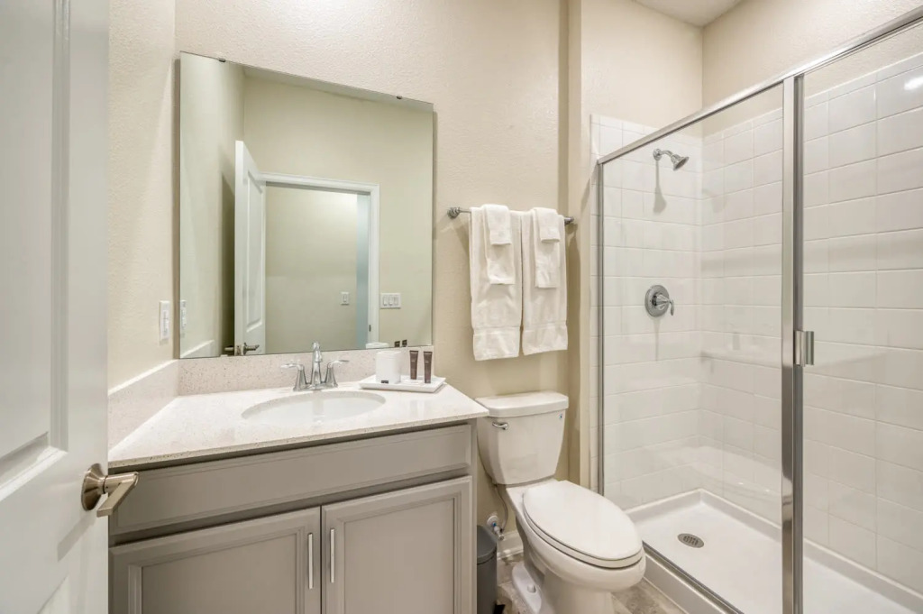 Chic and spacious Condo near Disney