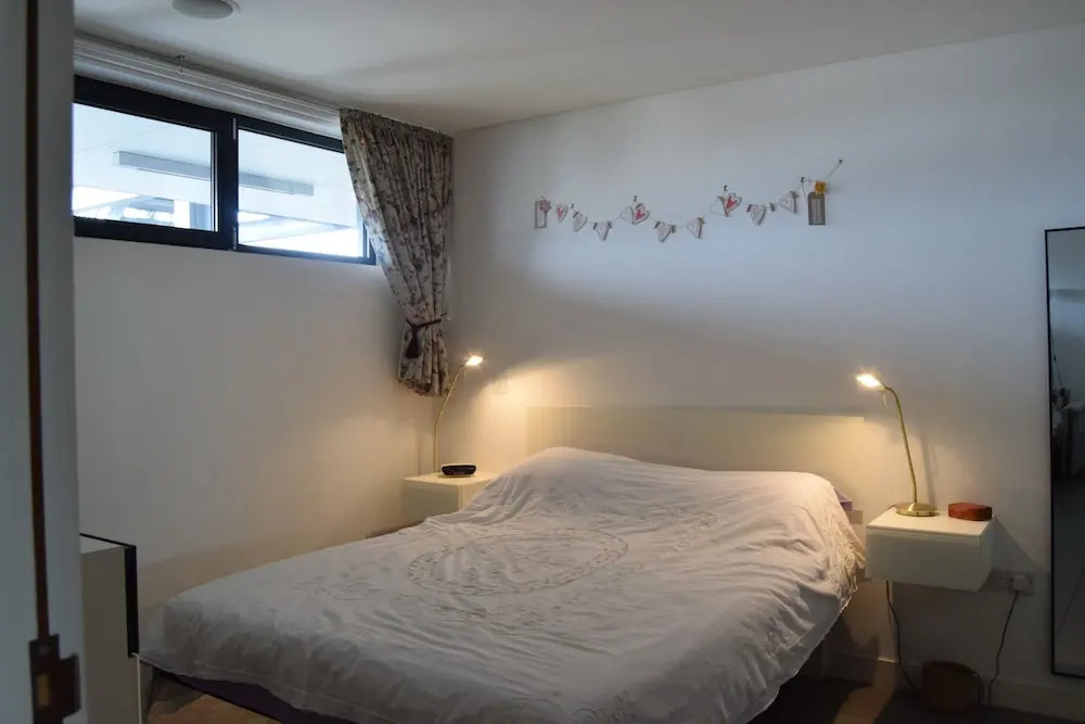 2 Bedroom Kennington Apartment With Balcony