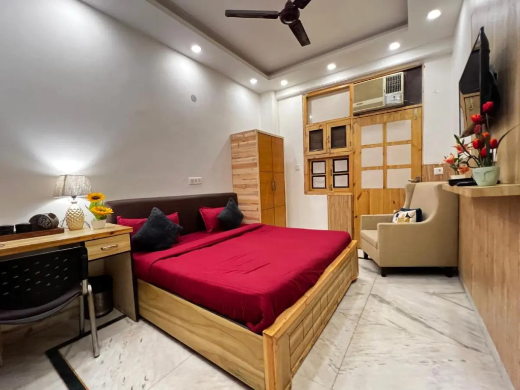 Divine Inn Hotel Near Rajouri Garden Main Market