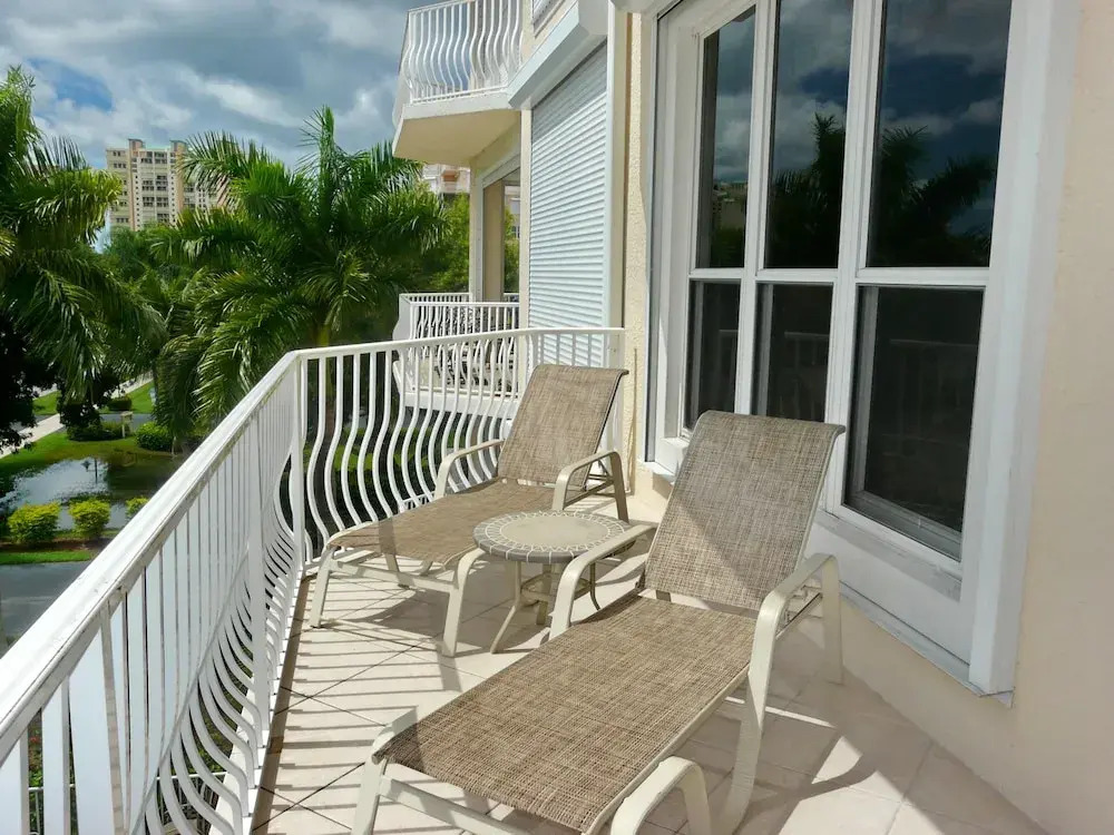 Spacious Condo With sky Views and Steps to South Beach