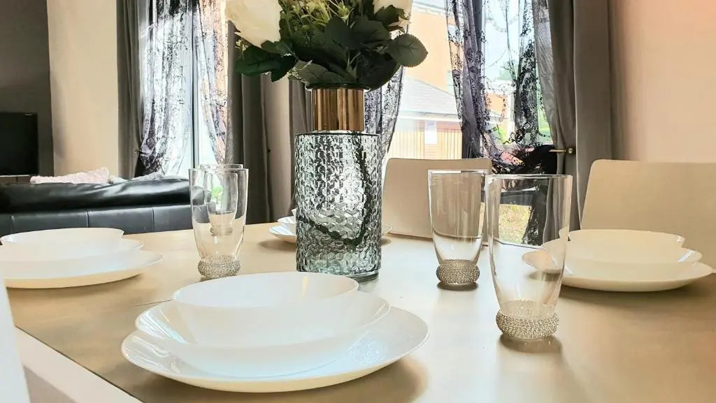 MELTON COURT APARTMENTS 2x 2bed2bath