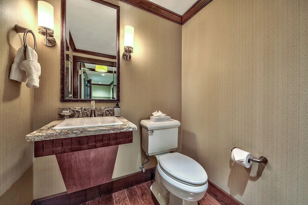Luxury With Ritz Amenities At Constellation 3 Bedroom Condo by Redawning